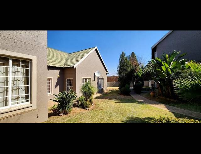 2 BEDROOM TOWNHOUSE FOR SALE IN BASSONIA